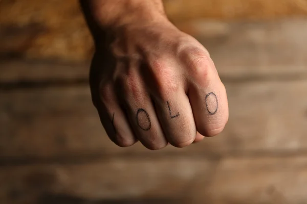 Tetování nápisy na mužské prsty — Stock fotografie