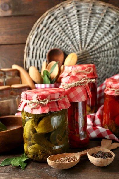 Potten met ingemaakte groenten — Stockfoto