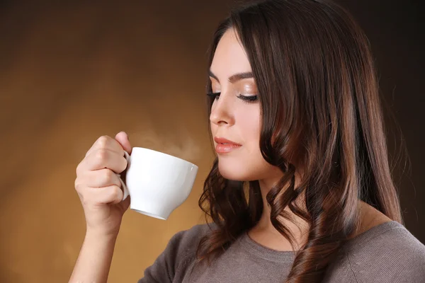 Femme avec tasse de café — Photo