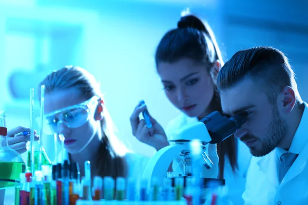 Técnicos médicos trabajando en laboratorio — Foto de Stock