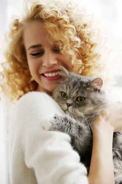 Mulher e gato no quarto — Fotografia de Stock