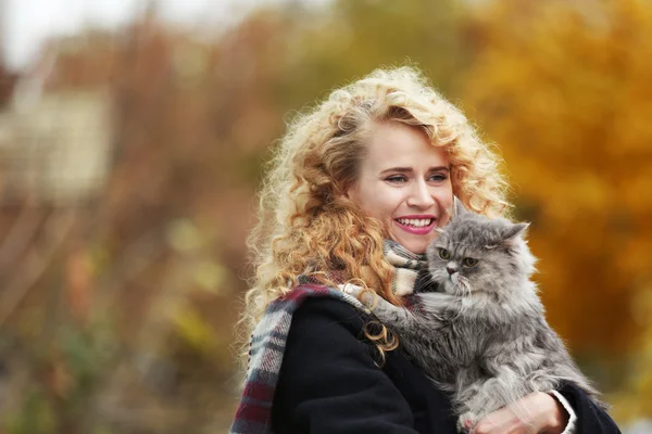 Mulher e gato no parque — Fotografia de Stock