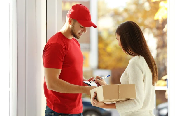 Young woman and delivery man — Stock Photo, Image