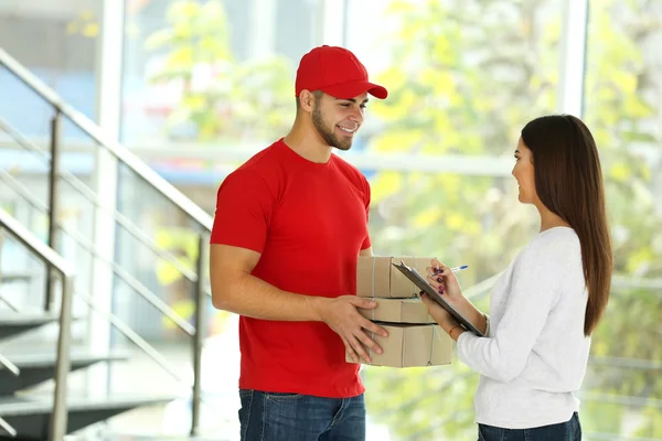 Mladá žena a courier — Stock fotografie