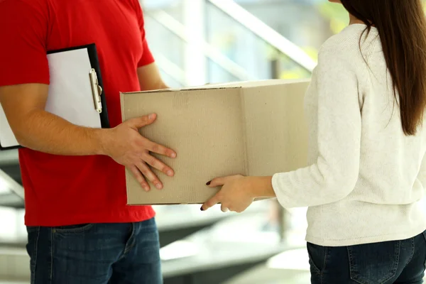 Concepto de entrega. Paquete de recepción . — Foto de Stock