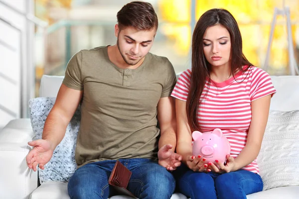 Pareja feliz contando dinero —  Fotos de Stock