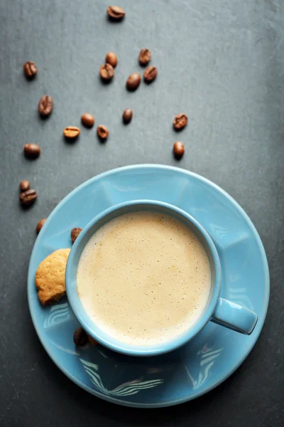 Kopp kaffe på grå — Stockfoto