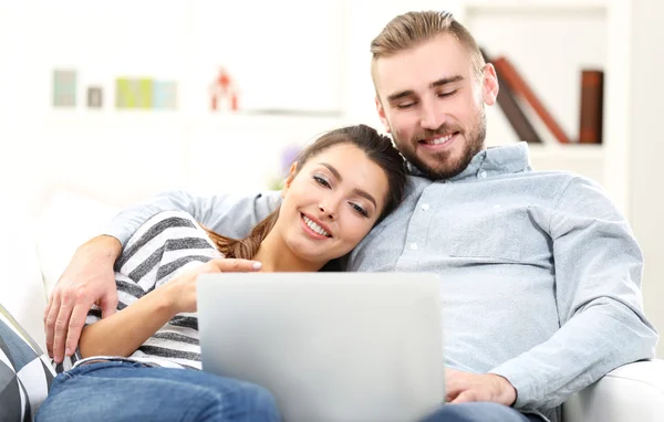 Mutlu bir çift ve bir dizüstü bilgisayar üzerinde çalışan — Stok fotoğraf