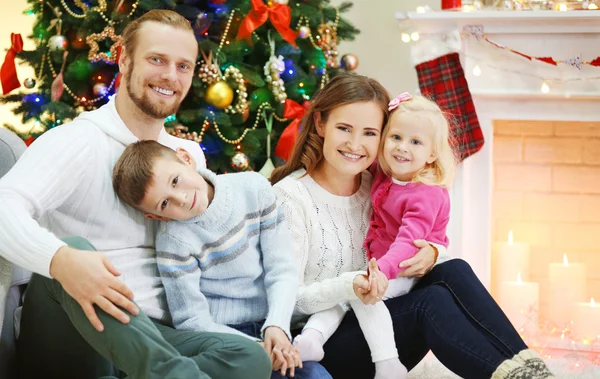 Рождественская семья в гостиной для отдыха — стоковое фото