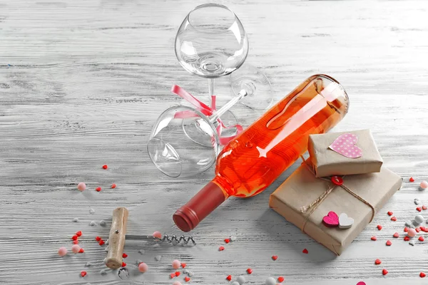 Süslemeleri ile şarap şişesi — Stok fotoğraf