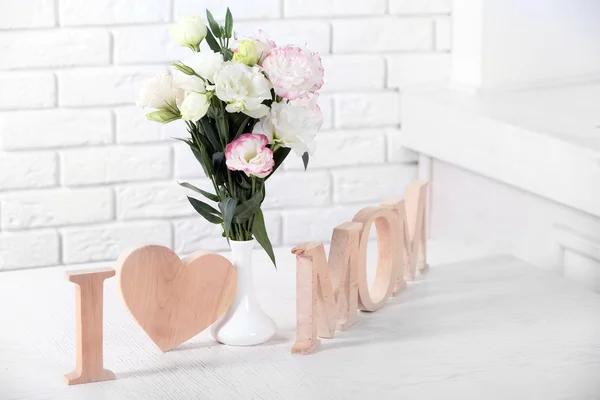 Wooden decor and flowers — Stock Photo, Image