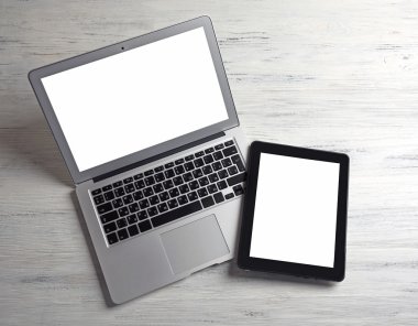 Tablo üzerinde modern dizüstü bilgisayar