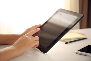 Modern tablet kullanarak eller