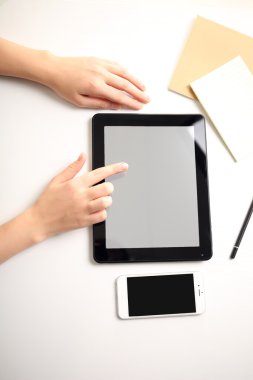 Tablet kullanarak eller
