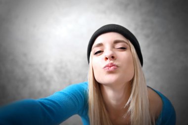 Siyah şapkalı genç kız 