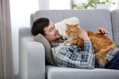 adam ile kabarık kedi 