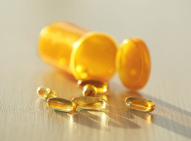 Sarı hap şişesinden döktü kapsül