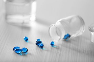 kapsül ilaç şişesinden döktü