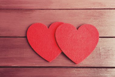 Kırmızı kalpler keçe