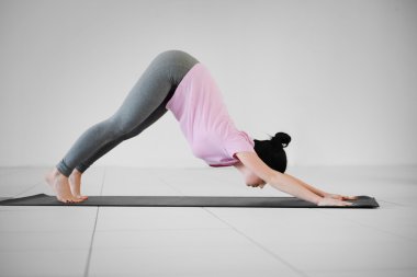 Yoga egzersizleri jimnastik salonu kadın yok