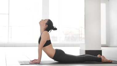 Kadın yoga egzersizi yapıyor. 