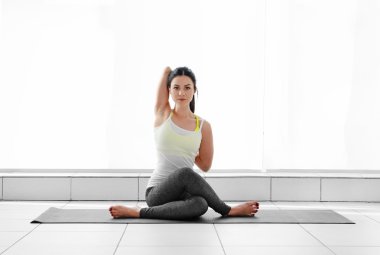 Kadın yoga egzersizi yapıyor. 