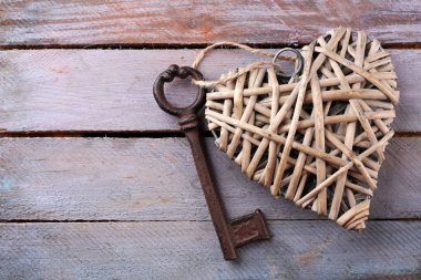 Dekoratif kalp ile eski anahtar
