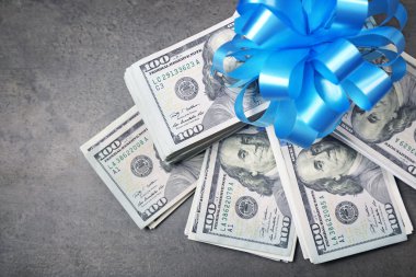 Fiyonklu hediye olarak dolar yığını 