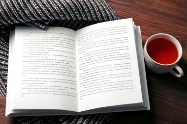 Açık kitap ve çay