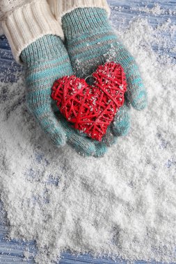 mittens dekoratif kalp ile elinde 