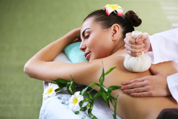 Frau entspannt sich mit Handmassage — Stockfoto