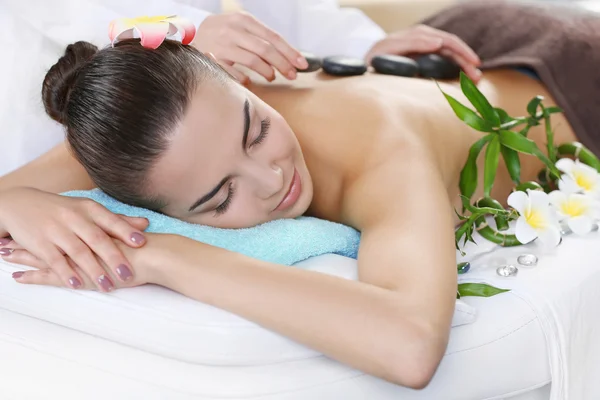 Massage mit heißen Steinen — Stockfoto