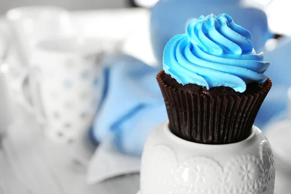 Läcker choklad cupcake med blå grädde — Stockfoto