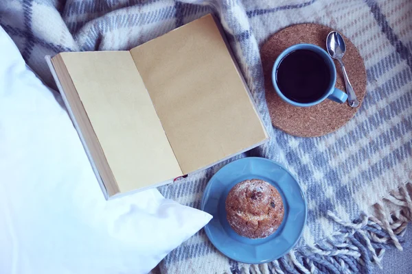 Öppen bok, Pläd och kaffe — Stockfoto