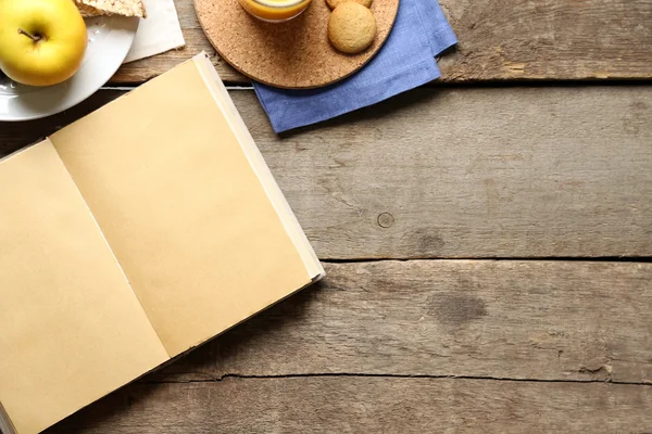 Livro aberto e lanche — Fotografia de Stock