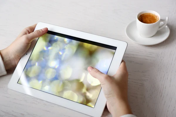 Vrouw die digitale tablet gebruikt — Stockfoto