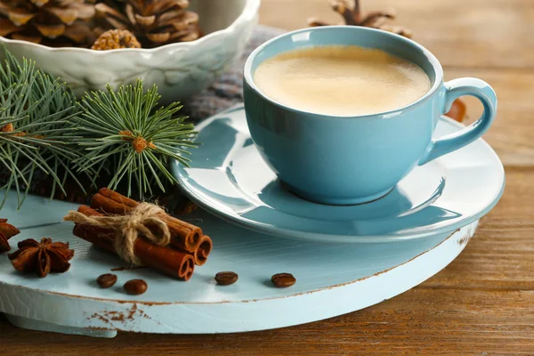 Kopje koffie en kerstboom — Stockfoto