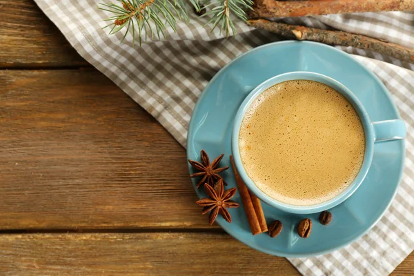 Kopje koffie en kerstboom — Stockfoto