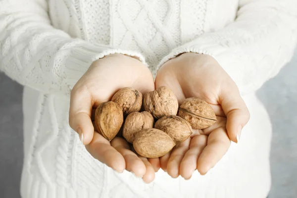 Montón de nueces en manos de mujer —  Fotos de Stock