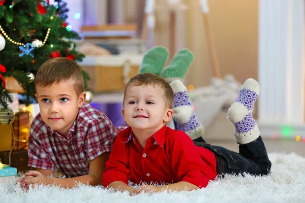 Twee schattige kleine broers op Kerstmis — Stockfoto