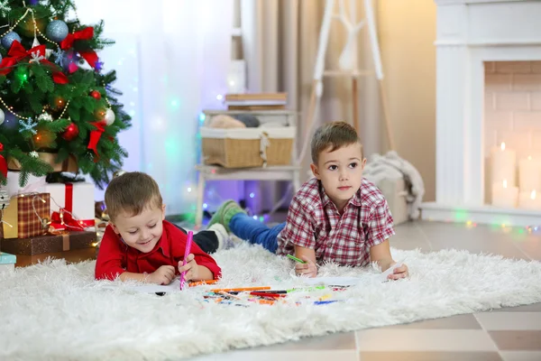 Два милих маленьких брати на Різдво — стокове фото