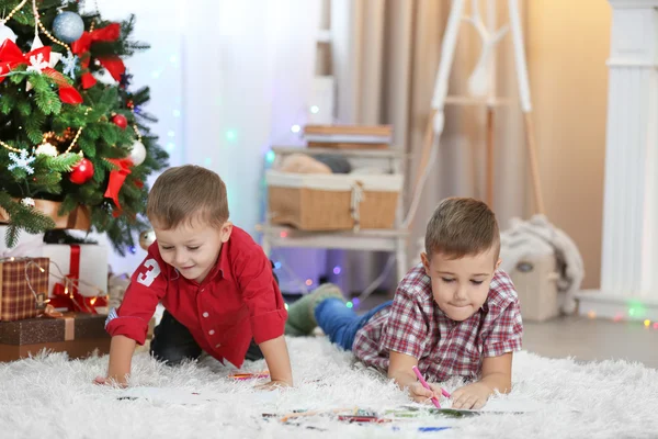 Два милых маленьких брата на Рождество — стоковое фото