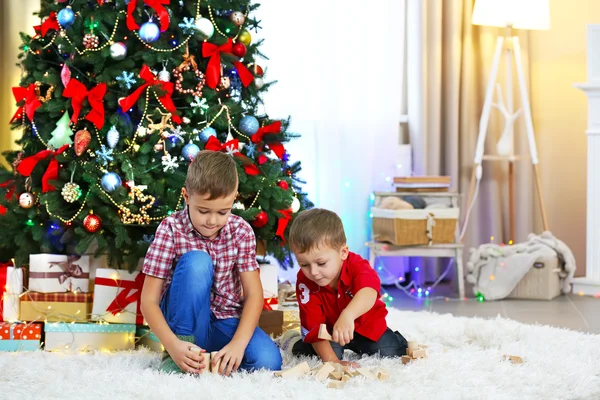 Twee schattige kleine broers op Kerstmis — Stockfoto