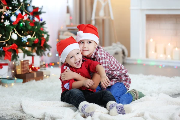 Twee schattige kleine broers op Kerstmis — Stockfoto