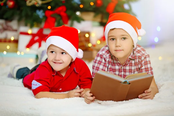Twee schattige kleine broers op Kerstmis — Stockfoto