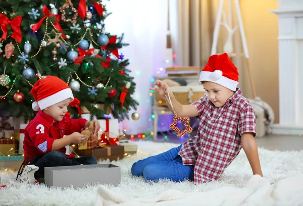 クリスマスに 2 人のかわいい小さな兄弟 — ストック写真