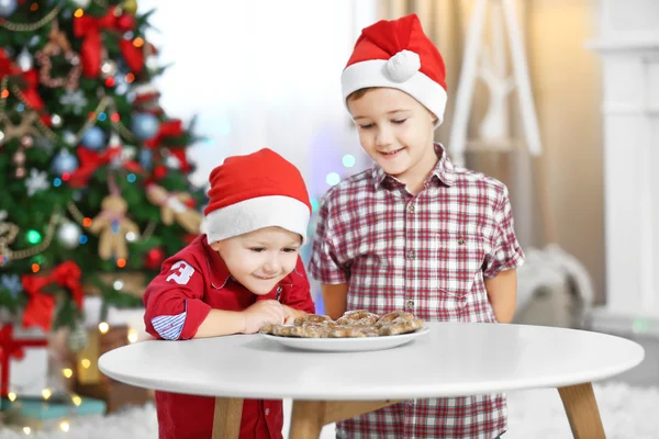 Dois irmãos pequenos bonitos no Natal — Fotografia de Stock