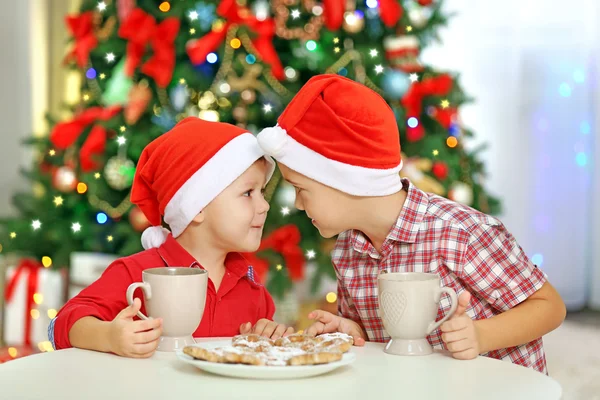 Dois irmãos pequenos bonitos no Natal — Fotografia de Stock