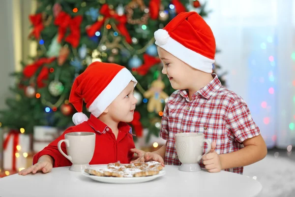 Twee schattige kleine broers op Kerstmis — Stockfoto