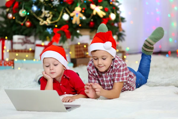 Dos hermanos pequeños lindos en Navidad —  Fotos de Stock